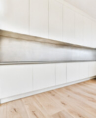 明るく 広い キッチン スペース の ショールーム イメージ 【 被写界深度 で ボケた 表現 】