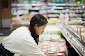 日本のスーパーで買い物する小学生の女の子の姿