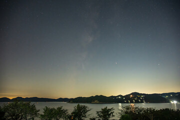 Obraz premium 日本の岡山県備前市の頭島の美しい星空