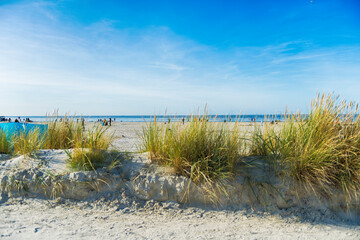 Am Strand von Norddeich an einem sonnigen Herbsttag