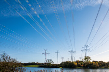 Energiewende mehrere Stromtrassen überqueren den Nord-Ostsee-Kanal bei Rendsburg