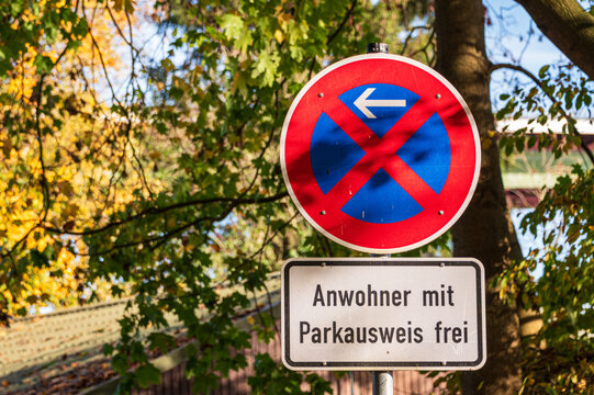 Halteverbotsschilder an einem Wanderweg am Kiel Canal
