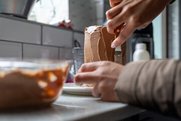 Icing and decorating a cake