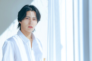 男性、ポートレート、日本人、美容、コピースペース、アクセサリー、おしゃれ、ファッション、モデル、ネックレス、指輪、カメラ目線、イケメン、窓、UVケア、日光、日差し、明るい、爽やか、美容院、ヘアサロン、ジェンダーレスメイク、メンズ、男性用化粧品、メンズコスメ、コスメ、化粧品、スキンケア、ビューティー、美肌、ナチュラル、メイク、ビューティ、美白、美顔、肌ケア、セルフケア、ニキビケア、アクネケア、ナルシ