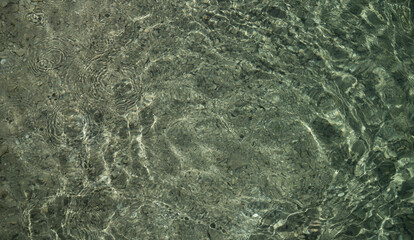 Agua calmada en el río.