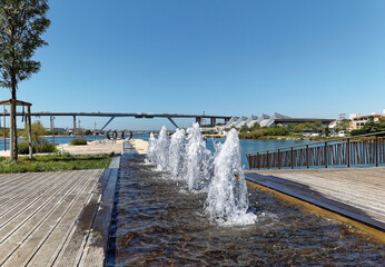 Martigues :La pointe Saint-Christ, elle comprend des jeux d'eau et de petites cascades le tout avec un jeu de lumières.