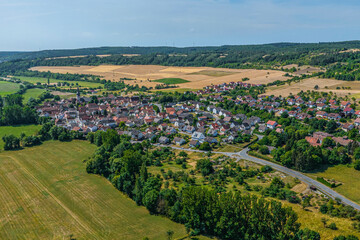 Die Ortschaft Hochhausen im Taubertal von oben
