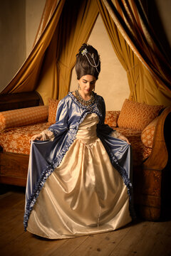 Rococo queen doing a courtesy