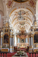 Obraz premium Autel de l'église abbatiale romane de Saint-Maurice à Ebersmunster, construite en 1112 et reconstruite en 1717 après deux incendies en 1632 et 1717.