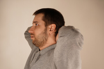 Obraz premium Middle age man wearing hoodie over isolated background relaxing and stretching with arms and hands behind head and neck.