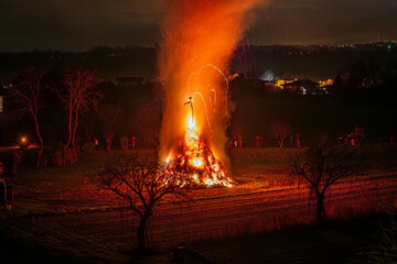 Ancient Christmas traditions in Friuli. Pignarul, Epiphany fires and fireworks that close the Christmas period.