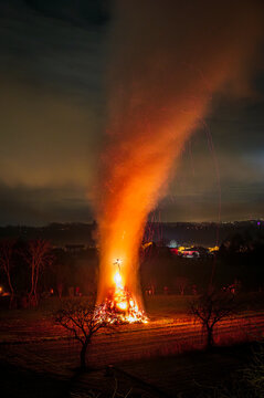 Ancient Christmas traditions in Friuli. Pignarul, Epiphany fires and fireworks that close the Christmas period.