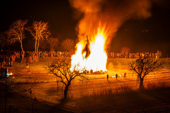 Ancient Christmas traditions in Friuli. Pignarul, Epiphany fires and fireworks that close the Christmas period.