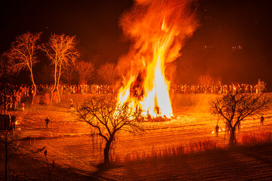 Ancient Christmas traditions in Friuli. Pignarul, Epiphany fires and fireworks that close the Christmas period.