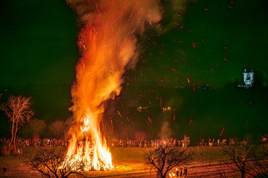 Ancient Christmas traditions in Friuli. Pignarul, Epiphany fires and fireworks that close the Christmas period.
