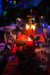 Les bougies de Noël, réveillon à table en famille.