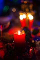 Les bougies de Noël, réveillon à table en famille.