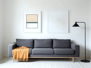 weiße Bilderrahmen über einem Sofa