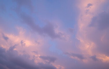 Obraz premium Clouds in soft lavender and dusty rose