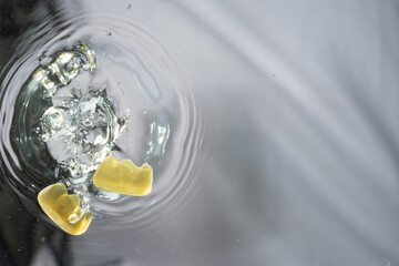 wasser eintauchen fruchtgummi von unten kreis