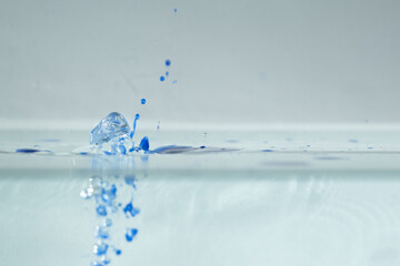 farbe tropfen wasser blau