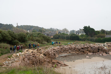 Groupe de randonneurs sur le GR34 en Bretagne-France