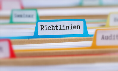 Akten mit der Beschriftung Richtlinien