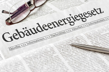 Zeitung mit der &Uuml;berschrift Geb&auml;udeenergiegesetz