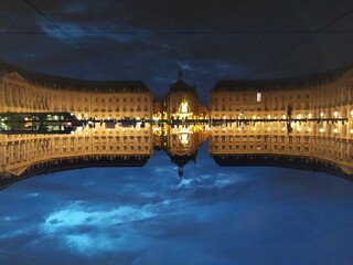 Miroir d'eau de nuit de la ville de bordeaux , gironde, aquitaine