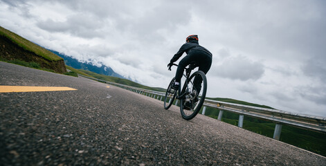 Obraz premium Woman riding bike on mountain top trail