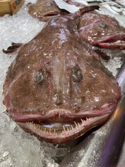 Obraz premium Seeteufel (Lophius piscatorius) auf dem Markt in Palamós