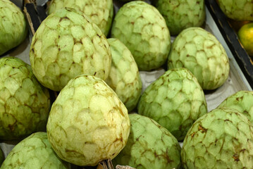 Chérimoles sur l'étal d'un marché de Cadix