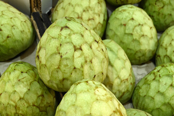 Chérimoles sur l'étal d'un marché de Cadix