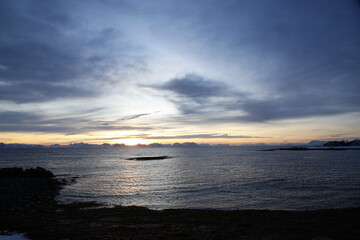 Alba sul villaggio di Andenes, a nord dell'isola di Andoya., con vista sull'isola di Senja. Isole Vesteralen, Norvegia del nord.