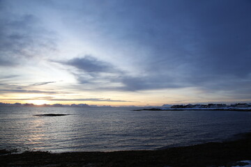 Alba sul villaggio di Andenes, a nord dell'isola di Andoya., con vista sull'isola di Senja. Isole...