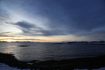 Alba sul villaggio di Andenes, a nord dell'isola di Andoya., con vista sull'isola di Senja. Isole Vesteralen, Norvegia del nord.