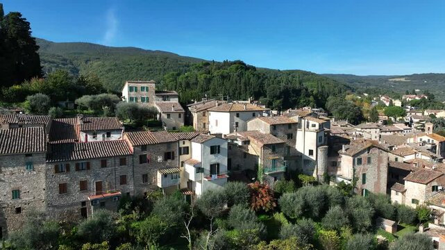 Cetona, esclusiva meta turistica della Toscana, Siena. Italia.
Vista aerea del borgo medievale di Cetona, famosa attrazione turistica della Toscana.