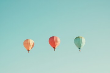 Naklejka premium A set of brightly colored hot air balloons rising into a clear sky. 