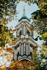 Blick durch herbstliche Bäume auf den Kirchturm der Sophienkirche in Berlin Mitte, Berlin, Deutschland