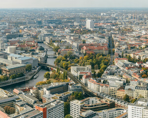 Obraz premium Vogelperspektive - Stadtpanorama - Blick vom Berliner Fernsehturm in Richtung Westen mit Blick auf die Spree, Museumsinsel, Oranienburger Straße mit Neuer Synagoge