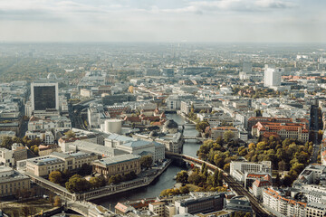 Vogelperspektive - Stadtpanorama - Blick vom Berliner Fernsehturm in Richtung Westen mit Blick auf die Spree, Museumsinsel, Internationales Handelszentrum und Charité © Michael