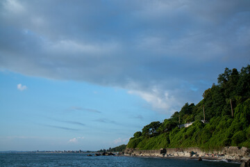 Obraz premium A scenic cliff that overlooks a beautiful body of water surrounded by trees