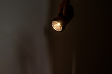 暗闇の中で光る懐中電灯