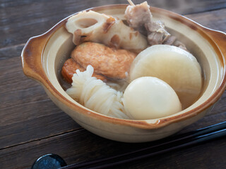 土鍋に入った熱々のおでん