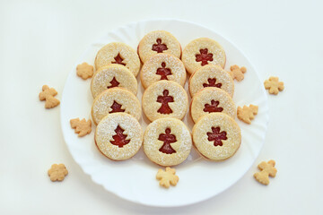 Linzer cookies on a plate and around it