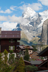 Pueblo entre nubes en las montañas.