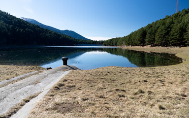 Paisaje del lago de Engolasteis en Encamp , por el camino de las Pardinas. Municipio de Andorra un día soleado de febrero.