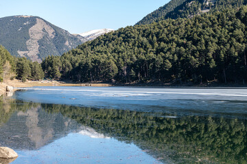 Paisaje del lago de Engolasteis en Encamp , por el camino de las Pardinas. Municipio de Andorra un día soleado de febrero.