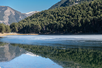 Paisaje del lago de Engolasteis en Encamp , por el camino de las Pardinas. Municipio de Andorra un d&iacute;a soleado de febrero.