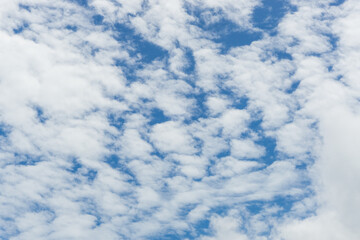 Obraz premium Many clouds on a bright blue sky background in a beautiful day